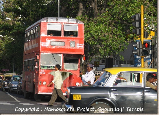 ムンバイの市街地を走る二階建てバス